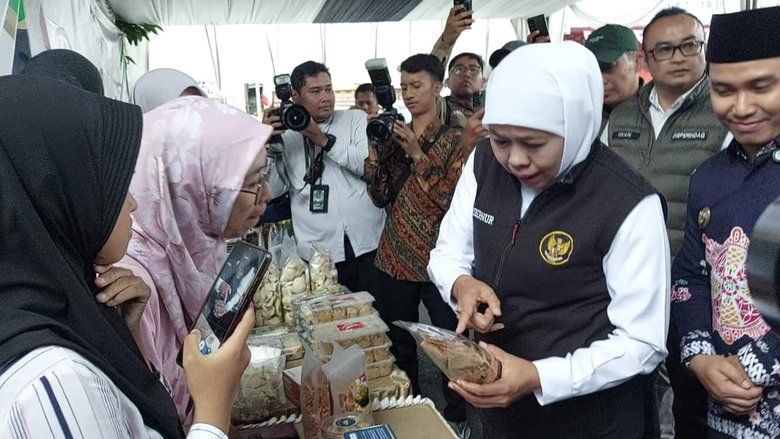 Gubernur Khofifah Tinjau Pasar Murah di Pacet, UMKM Turut Pasarkan Produk