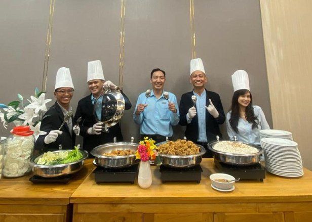 Bertema <em>Welcome Our Heroes</em>, Pimpinan Aston Mojokerto Layani Staf Makan Siang