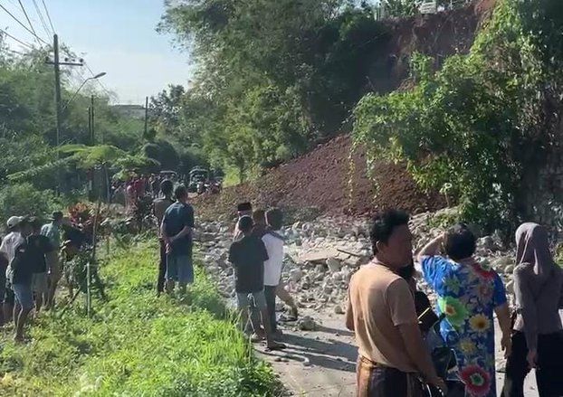 Mobil Berisi Nenek dan Cucu Masuk Jurang, Hindari Tembok Penahan Tanah di Pacet Runtuh