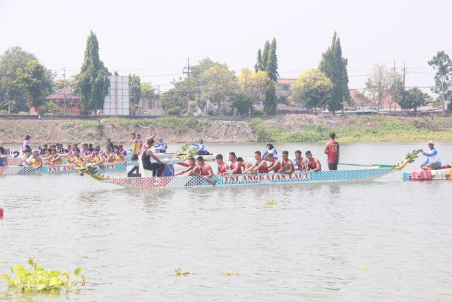 Menyambut HUT TNI, 24 Tim Semarakkan Lomba Dayung Perahu Naga