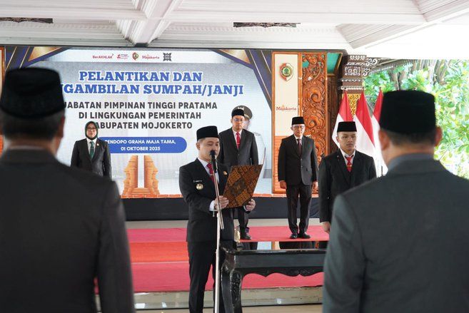 Lantik Tujuh Pejabat Eselon II, Gus Barra Tekankan Pentingnya Birokrasi yang Profesional