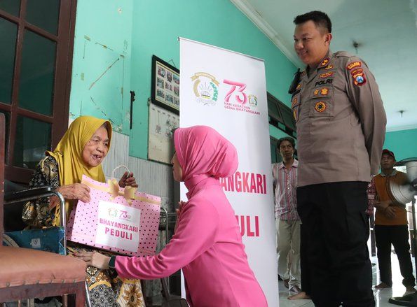 Peringati HKGB ke-73, Bhayangkari Mojokerto Kota Berbagi Kasih Bagi Lansia