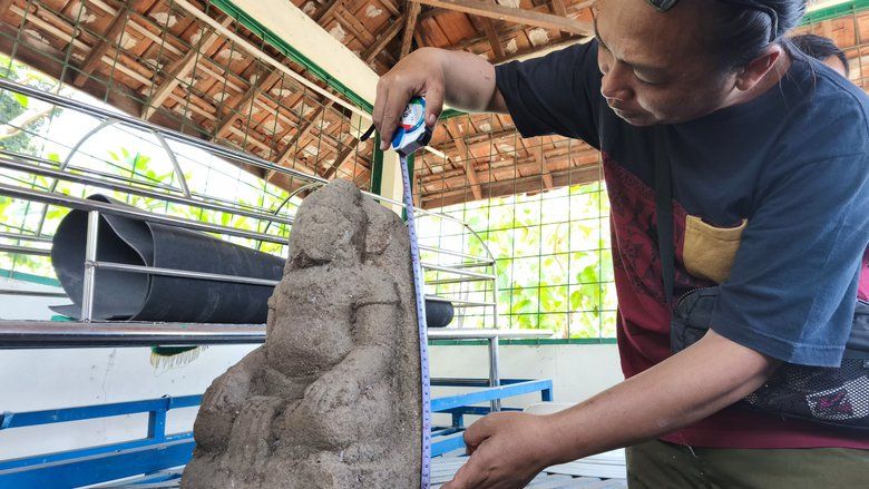 Penampakan Arca di Tengah Makam di Mojokerto, Diduga Peninggalan Majapahit