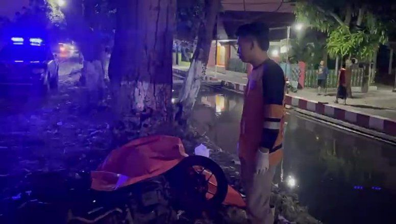 Mengantuk, Pikap Muat Jeruk Tabrak Pemotor hingga Tewas di Mojokerto