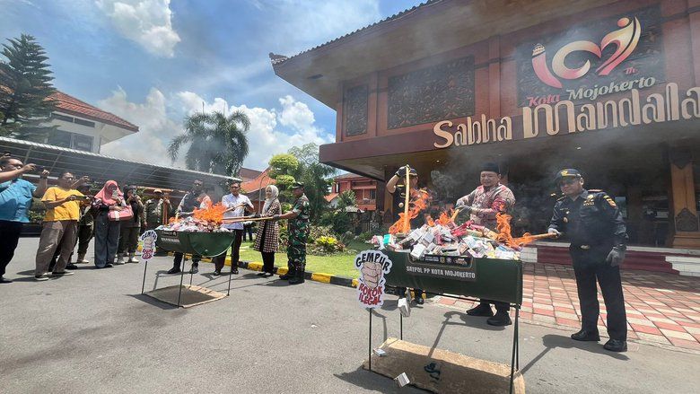 Rokok Ilegal Senilai Rp7,3 Miliar Dimusnahkan di Kota Mojokerto