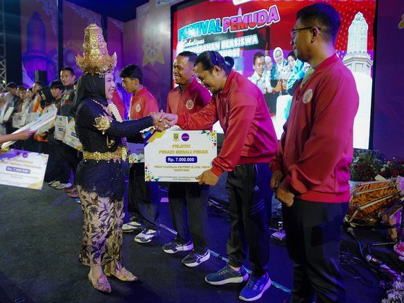 Mahasiswa dan Atlet Berprestasi Terima Hadiah di Festival Pemuda Mojokerto 2025