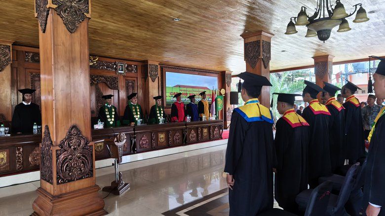 Wisuda Perdana, Politama Mojokerto Cetak Lulusan Siap Kerja