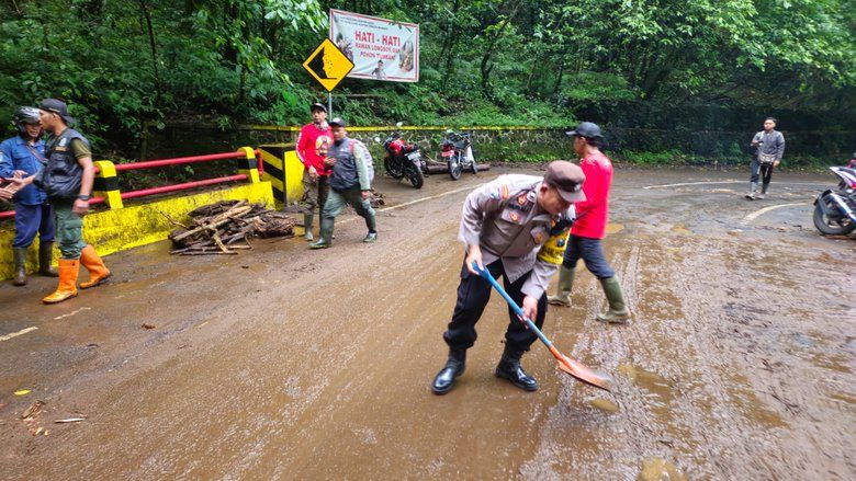 Akses Lalu lintas di jalur Pacet – Cangar Sempat Tertutup Material Longsor