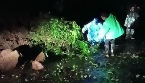 Tertutup Material Longsor, Akses Pacet - Trawas Sempat Lumpuh