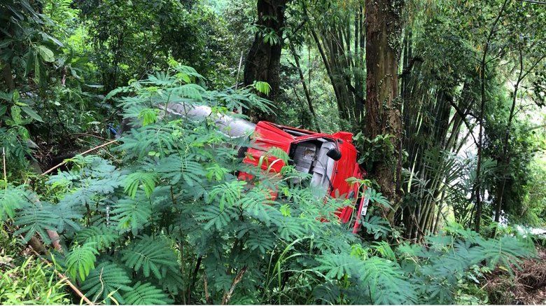Perseneling Rusak, Truk Tangki  Air Terjun ke Jurang Pacet  