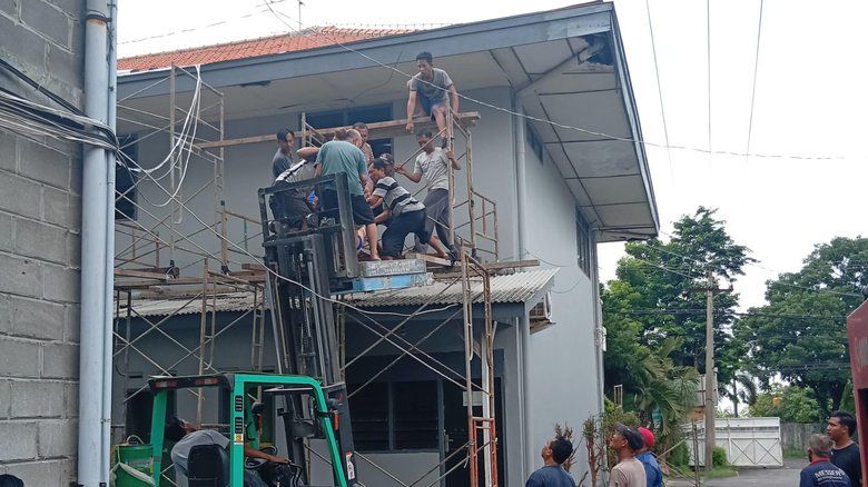 Diduga Tersetrum Saat Memperbaiki Atap, Seorang Pekerja Merengang Nyawa
