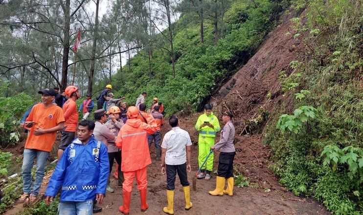 Tertimbun Material Longsor, Jalur Cangar-Pacet Mojokerto Ditutup Sementara