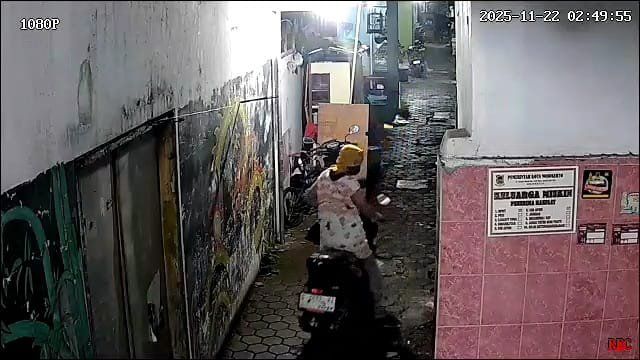 Terekam CCTV, Maling Berdaster Embat Motor di Gang Buntu Mojokerto