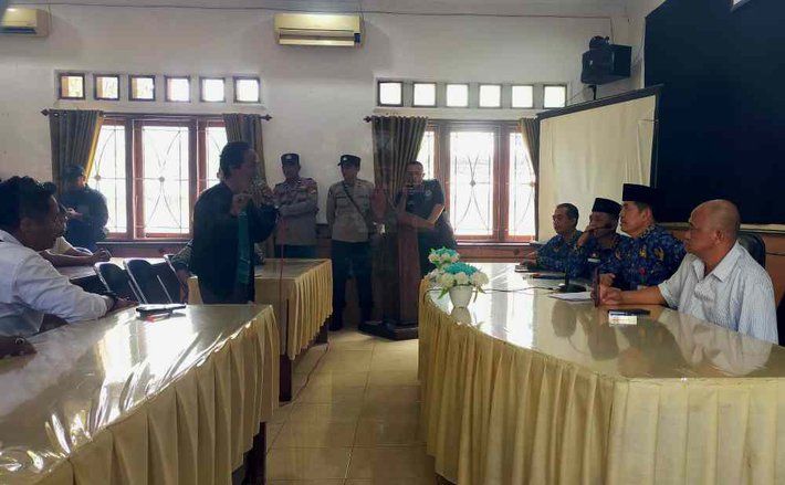 Dugaan Pemecetan Sepihak, 11 Operator Desa Mengadu ke DPMD Sampang 