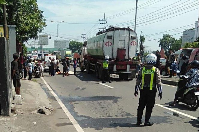 Melawan Arus di Bypass Mojokerto, Pengendara Motor Tewas di Kolong Truk