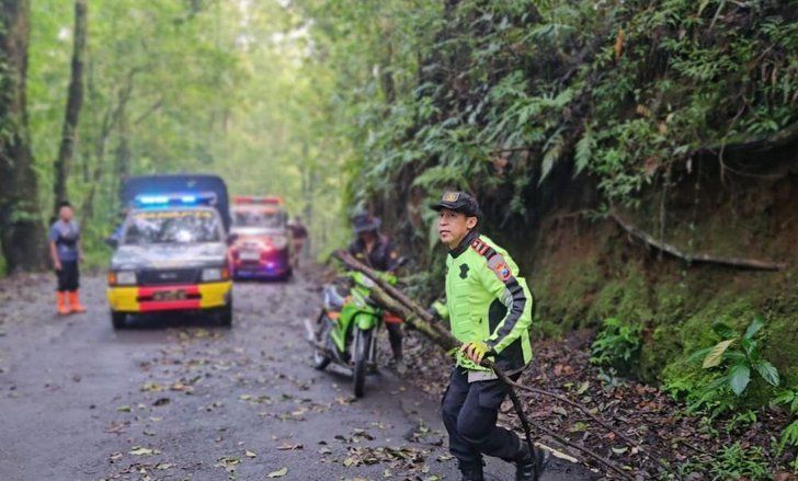 Usai Dibersihkan dari Material Longsor, Jalur Cangar-Pacet Dibuka Terbatas