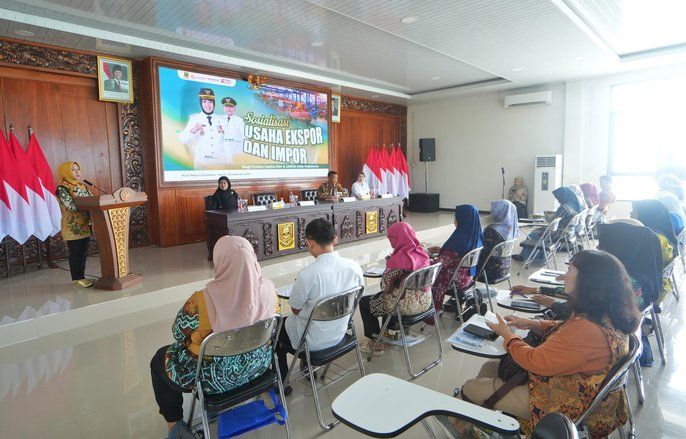 Dorong IKM Naik Kelas, Wali Kota Mojokerto Buka Sosialisasi Usaha Ekspor-Impor