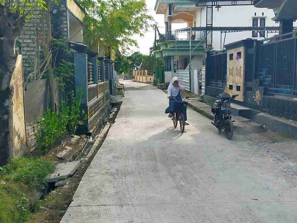 Proyek Rekonstruksi Baru Rampung, Rabat Beton di Jalan Kenari Sampang Retak