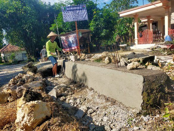 Proyek Drainase di Desa Pangongsean Sampang Diduga Salahi Aturan
