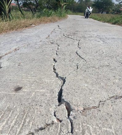 Belum Setahun Dibangun, Jalan Rabat Beton di Tambelangan Sampang Rusak