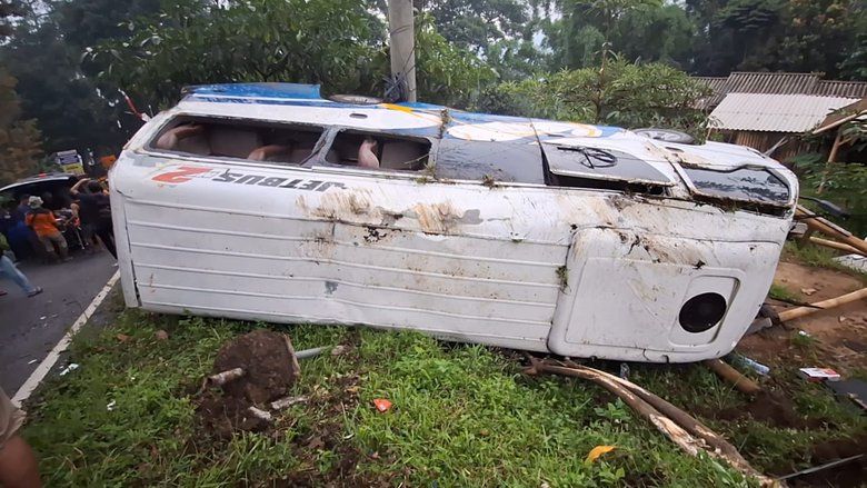 Rem Blong, Elf Pengangkut Wisatawan Terbalik di Turunan AMD Pacet Mojokerto