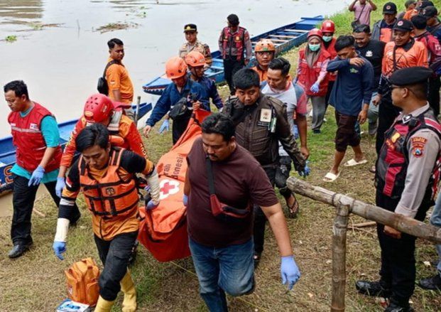 Mayat Perempuan Tanpa Identitas Mengapung di Sungai Brantas Mojokerto
