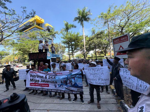 Tuntut Ganti Rugi Kerusakan Rumpon Rp21,19 Miliar, Nelayan Madura Gelar Tahlil di Kantor SKK Migas
