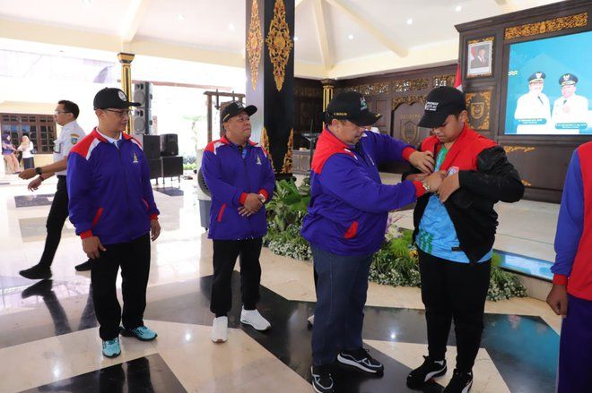 Lepas Kontingen Jombang ke Porseni Madrasah 2025, Ini Pesan Abah Warsubi