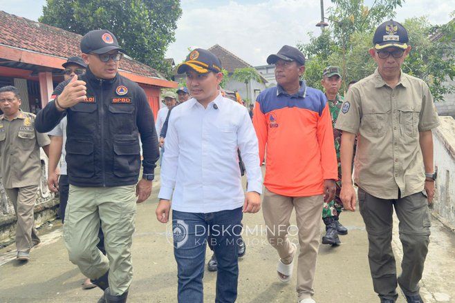 Tinjau Lokasi Terdampak Banjir, Bupati Mojokerto Ingatkan Warga Tetap Waspada Bencana