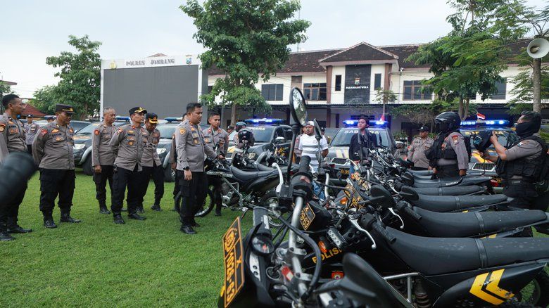 Menjelang Acara PSHT, Kapolres Jombang Periksa Pasukan dan Peralatan Pengamanan