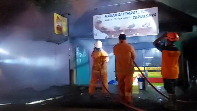 Warung Ayam Geprek di Ngoro Mojokerto Terbakar, Tidak Ada Korban Jiwa Maupun Luka