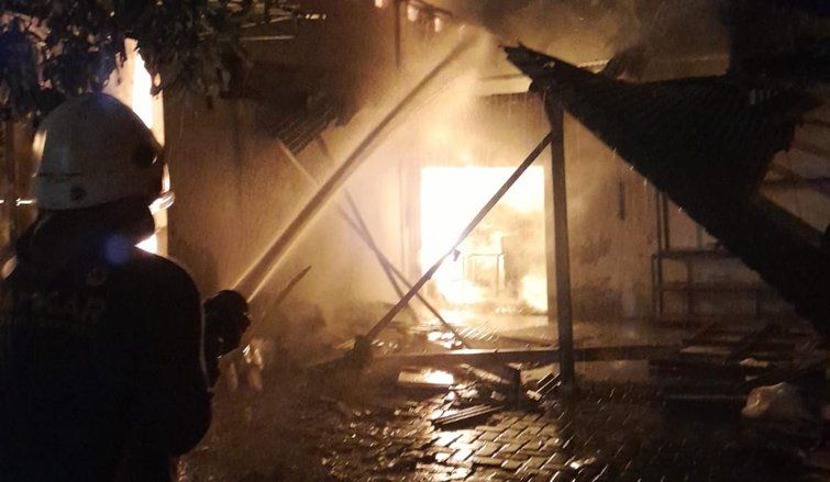 Gudang Produksi Sepatu di Sooko Mojokerto Ludes Terbakar