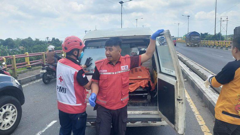 Tabrak Truk BBPJN yang Parkir di Jembatan Lengkong Mojokerto, Pemotor Tewas
