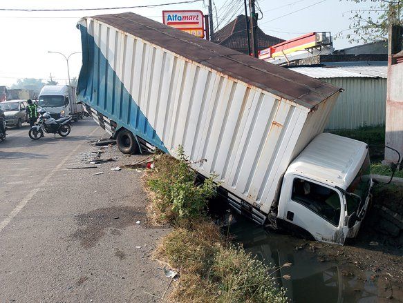 Bus Mira Seruduk Truk Parkir di Jombang, Tiga Korban Terluka