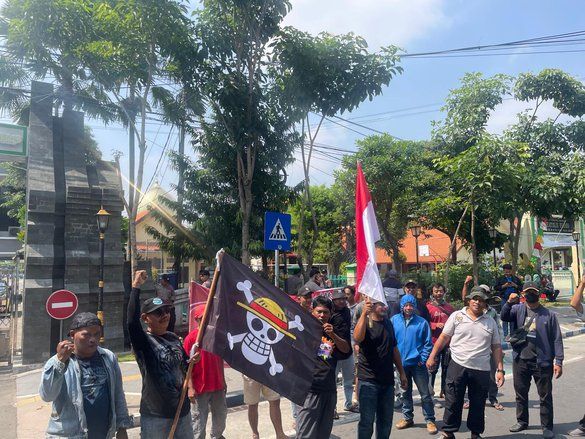 Bawa Bendera Jolly Roger ke Pemkab Jombang, Pemuda Jombatan Protes Pungli Parkir di Jombang Kuliner