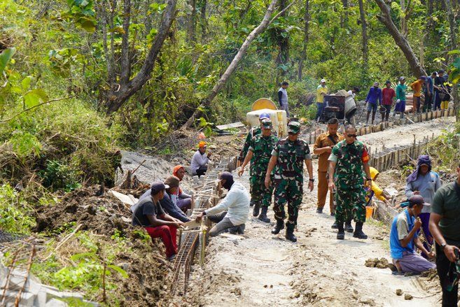Kasdam V/Brawijaya Tinjau Progress TMMD ke-125 di Ngusikan Jombang