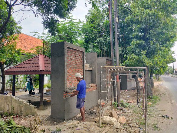 Proyek Pagar KPU Sampang Gunakan Material Usang dan Berlumut  