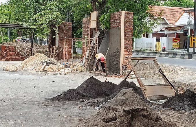 Pagar KPU Sampang Gunakan Bata Berlumut, Konsultan Pengawas Sebut Lebih Kuat