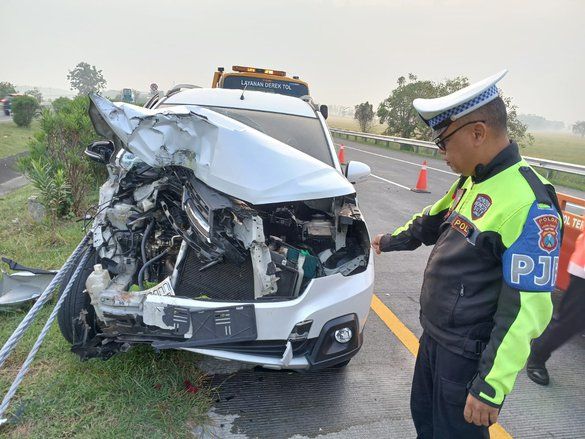 Menyelamatkan Diri Keluar dari Mobil, Penumpang Ini Malah Tewas Tertabrak