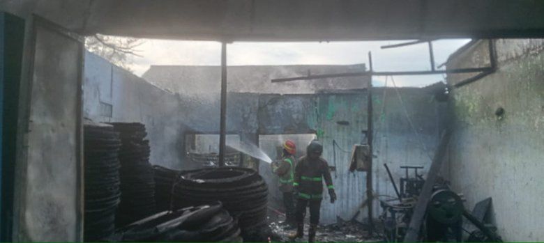 Gudang Ban Bekas di Jombang Terbakar, Kerugian Ditaksir Ratusan Juta