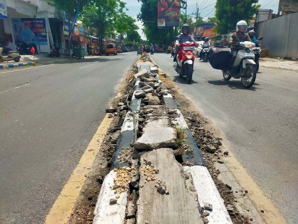 Median Jalan di Jalur Nasional Sampang Rusak Parah, Warga Waswas