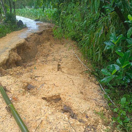 Longsor, Akses Transportasi Antardesa di Karang Penang Sampang Lumpuh