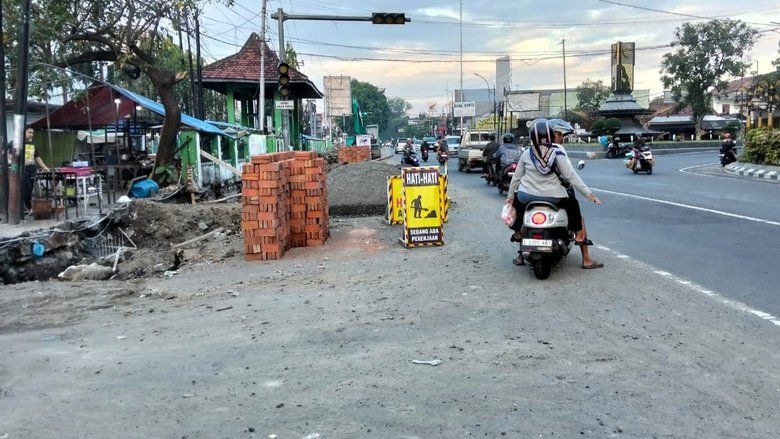 Pasir Berserakan, Pemotor Jatuh di Lokasi Proyek Trotoar Jalan Gus Dur Jombang 