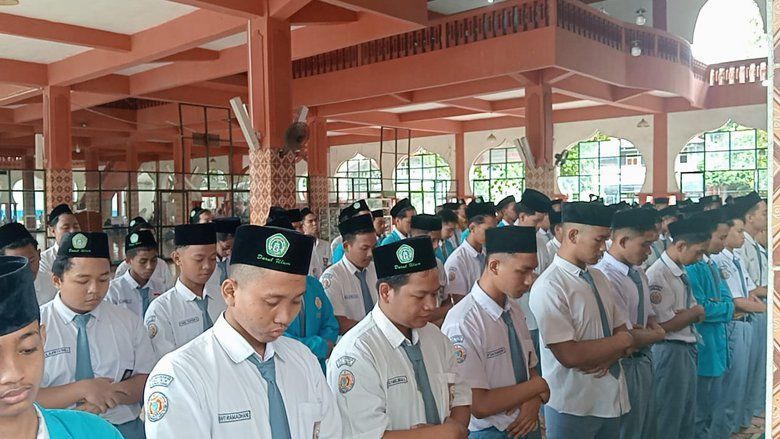 Ponpes Al-Khoziny Ambruk, Santri Darul Ulum Jombang Gelar Salat Gaib
