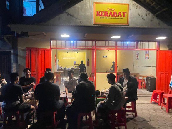 Menikmati Kopi Saring di Toko Kerabat Jombang yang Bernuansa 90-an