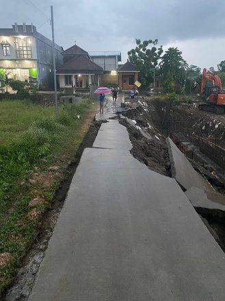 Baru Setahun Dibangun, Jembatan Asemgede Jombang Longsor