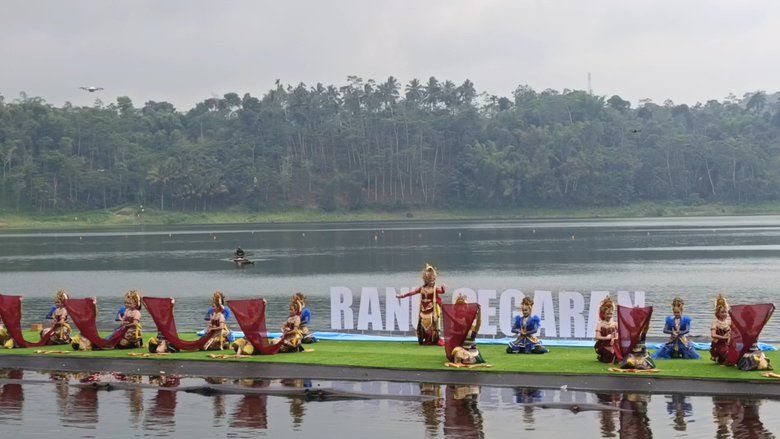 Fashion Show di Catwalk Terapung Warnai Seven Lakes Festival Probolinggo