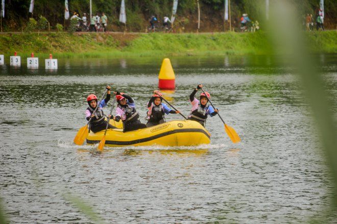 Seru dan Menegangkan! Arung Jeram Sprint Race di Ranu Segaran Ramaikan Seven Lakes Festival