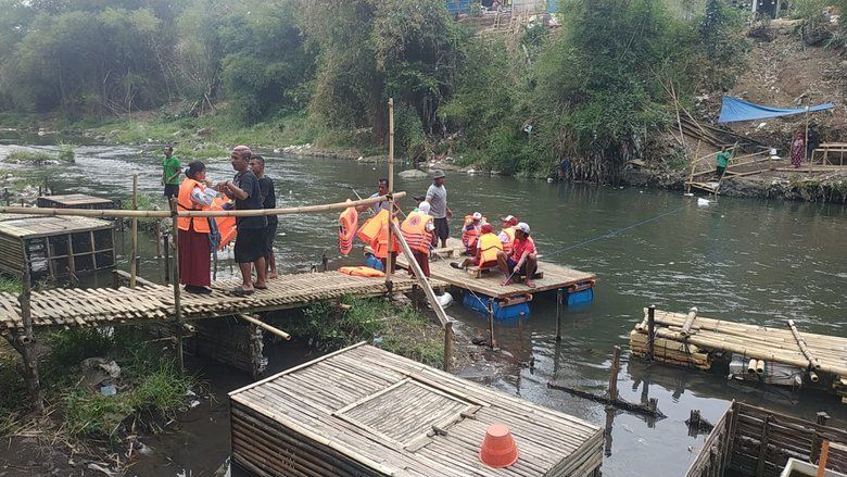 Jembatan Ditutup, Pelajar di Kota Malang Seberangi Sungai Brantas Naik Gethek