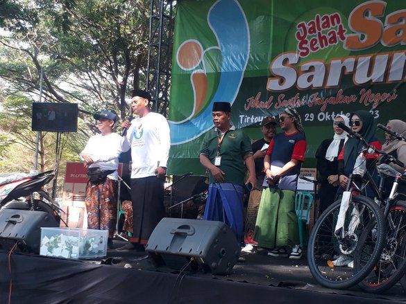 Peringati Hari Santri 2023, PCNU Kediri Gelar Jalan Sehat Sarungan